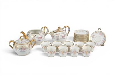 une image représentant un ensemble d'assiettes et de tasses en porcelaine