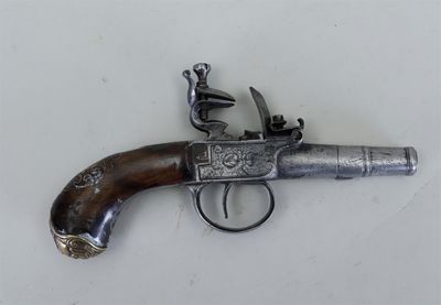 un vieux fusil exposé sur une table