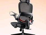 une image représentant une chaise de bureau noire avec une assise et des accoudoirs rouges