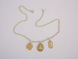 collier plaqué or avec quatre pièces sur une chaîne en or