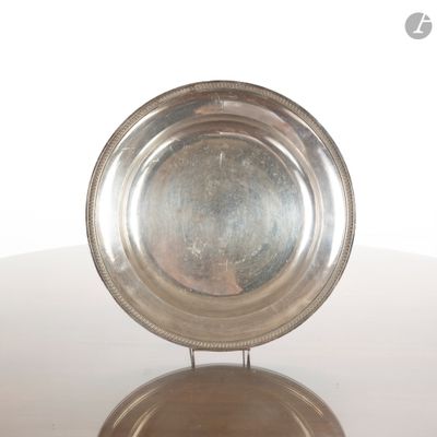 un plateau en argent posé sur une table