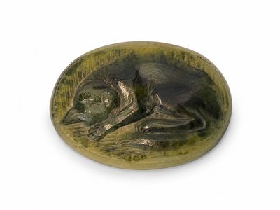 une image représentant un chien sur une plaque en pierre