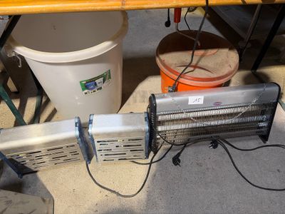 une photo d'un radiateur posé par terre à côté d'un seau