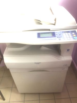 une imprimante blanche posée sur un meuble blanc