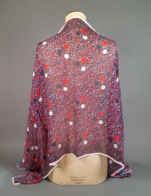 un gros plan d'une écharpe rouge et bleue sur un mannequin