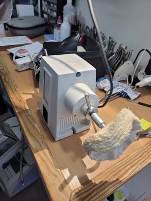 une petite machine posée sur une table en bois