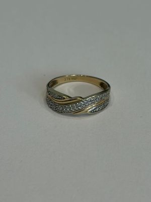 gros plan d'une bague sur une table à fond blanc