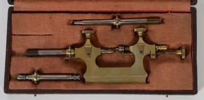 Tour à pivoter dans son étui.