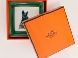 une boîte orange avec l'image d'un chien à l'intérieur