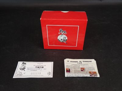 une petite boîte rouge sur laquelle est collée une étiquette rouge
