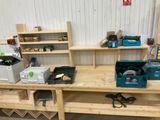 un établi sur lequel se trouvent de nombreux outils différents
