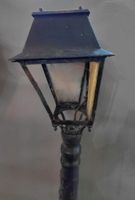 Paire de lampadaires de ville en fonte, fût à décor de lierr… (photo 5)