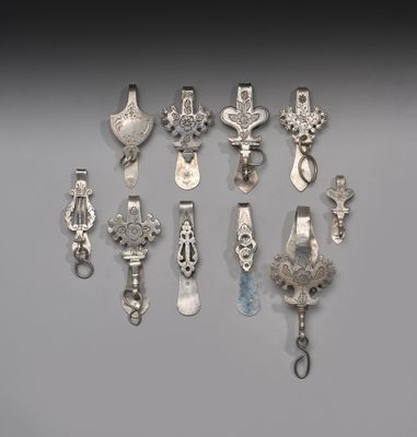 de nombreux objets en argent accrochés au mur