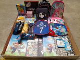 une boîte remplie de fournitures scolaires posée par terre