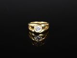 l'image d'une bague en or ornée d'un diamant