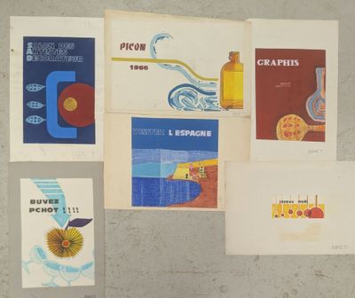 de nombreuses affiches accrochées au mur d'une pièce