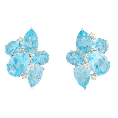 une paire de boucles d'oreilles en topaze bleue et en topaze blanche