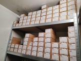de nombreuses boîtes sur les étagères de la pièce