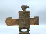 une image représentant une croix en bois surmontée d'un oiseau