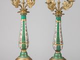 une paire de bougeoirs verts et dorés ornés de motifs floraux
