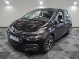 La nouvelle Citroën est garée dans le showroom.