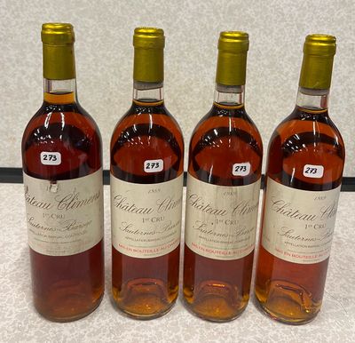 quatre bouteilles de vin sont alignées sur une table