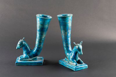 une paire de vases bleus ornés d'un cheval et d'un chien
