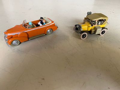 deux petites voitures posées sur une table