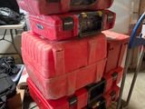 beaucoup de bagages sur un chariot dans le garage