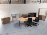 une image représentant une pièce avec une table et des chaises à l'intérieur