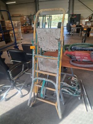 une chaise posée sur une table dans un entrepôt