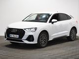 un SUV Audi blanc garé dans une pièce au sol à carreaux