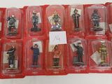 de nombreuses figurines représentant différents types de pompiers sont exposées