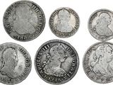 un ensemble de six pièces d'argent de tailles et de formes variées