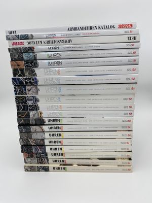 une pile de DVD empilés les uns sur les autres sur une table
