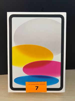 Le carton contenant le nouvel iPad 7 est ouvert et prêt à être expédié