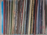 une pile de disques posée sur une table, à côté d'une paire de ciseaux