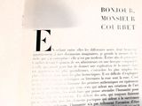 un gros plan d'un livre ouvert sur lequel figure l'image d'une horloge