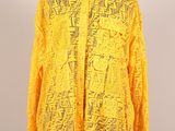 une photo d'une chemise jaune posée sur un présentoir pour mannequin