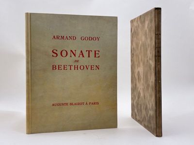 un vieux livre posé sur une table à côté d'un autre livre