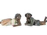 paire de figurines en bronze représentant un garçon et une fille allongés sur le ventre