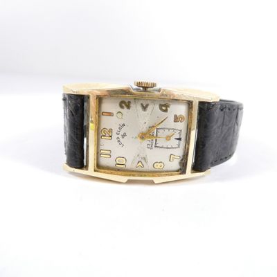 gros plan d'une montre-bracelet sur une surface blanche