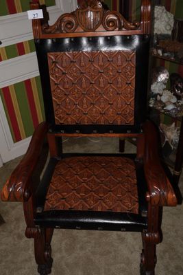 une chaise en bois dont l'assise est en osier
