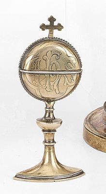 un plateau en argent sur lequel est posée une horloge, à côté d'un autre plateau en argent sur lequel est posée une horloge