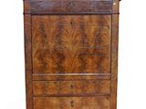 une vieille armoire en bois avec des tiroirs montés sur roulettes