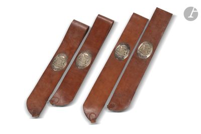 trois lanières en cuir marron avec des boucles argentées sur fond blanc