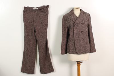 un costume et un pantalon sur un présentoir pour mannequin