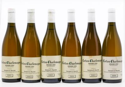 six bouteilles de vin blanc sont alignées