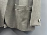 la veste est suspendue à un cintre sur le mur