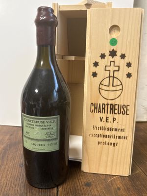 une bouteille de vin posée à côté d'une caisse en bois